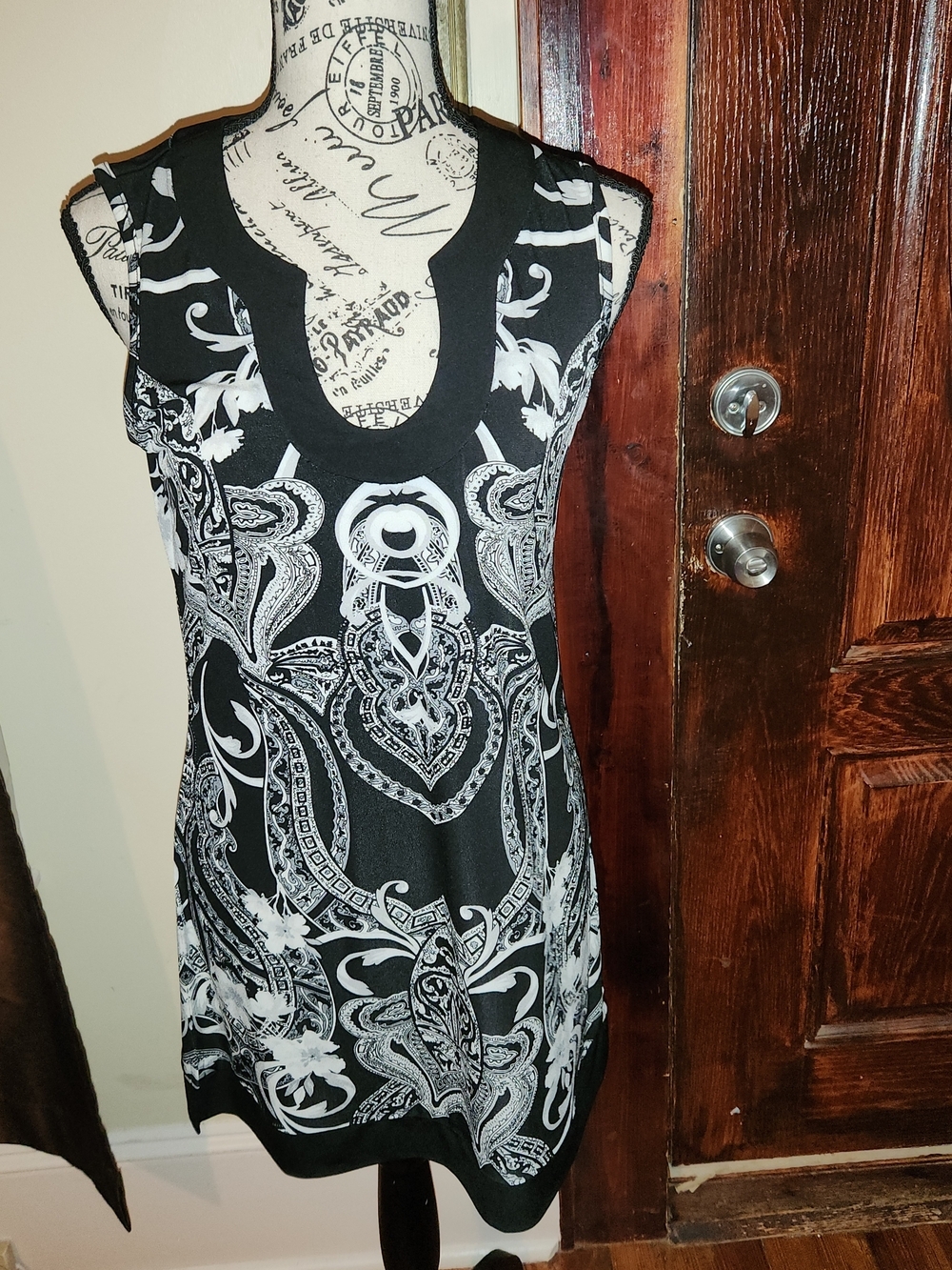 White House Black Market dress W/a distinct black and white print Small